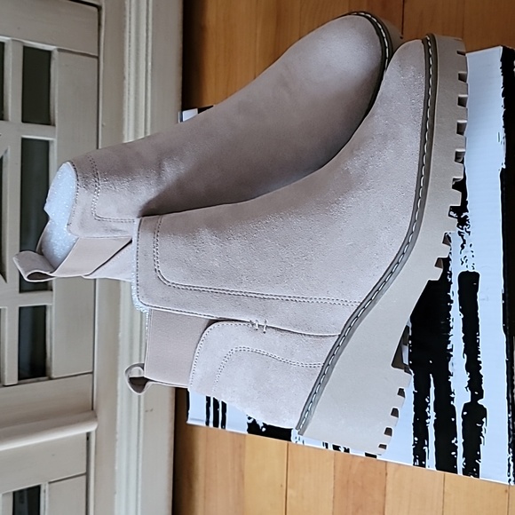 Dolce Vita Lug Sole Chelsea Boot, New In Box, Size 9.5 Color: Camel - Picture 4 of 15